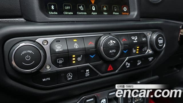 Jeep Wrangler 2020 — ფოტო 18/20