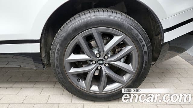 Land Rover Range Rover Velar 2025 — Photo 24/35