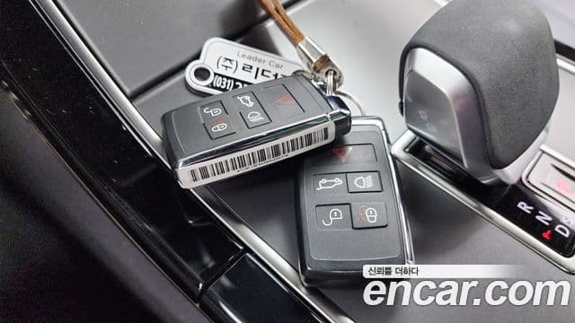 Land Rover Range Rover Velar 2025 — Photo 18/35