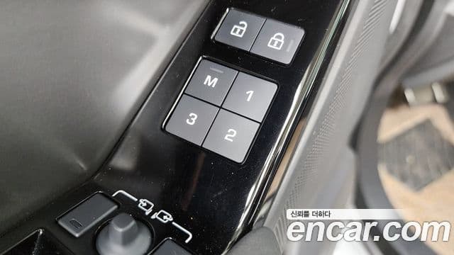 Land Rover Range Rover Velar 2025 — Photo 9/35