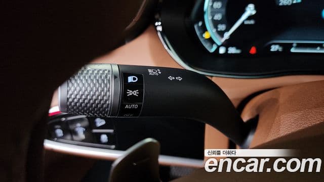 Genesis GV70 2021 — Photo 17/37