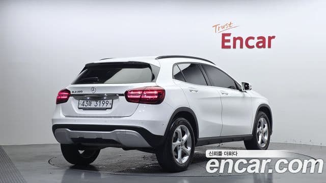 Mercedes-Benz GLA-Class 2019 — Şəkil 7/20