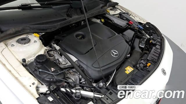 Mercedes-Benz GLA-Class 2019 — Şəkil 17/20