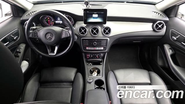 Mercedes-Benz GLA-Class 2019 — Şəkil 10/20
