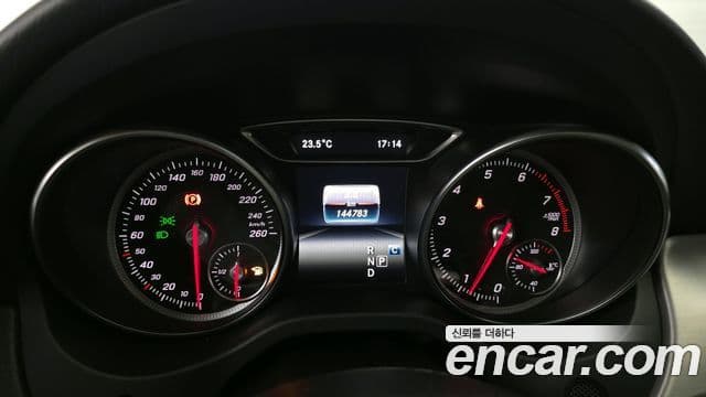 Mercedes-Benz GLA-Class 2019 — Şəkil 18/20