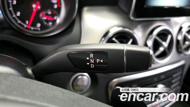 Mercedes-Benz GLA-Class 2019 — Şəkil 12/20