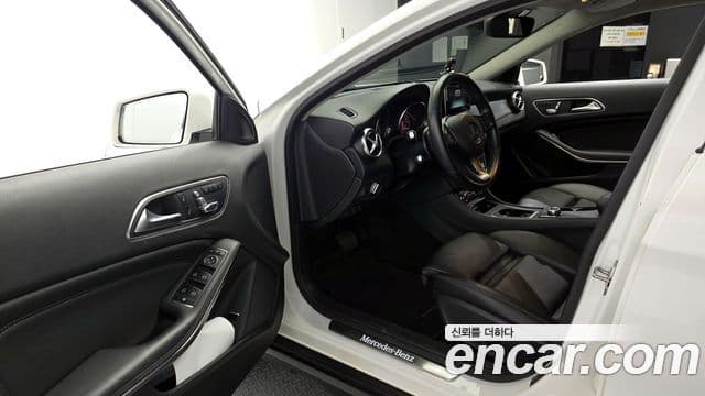 Mercedes-Benz GLA-Class 2019 — Şəkil 15/20