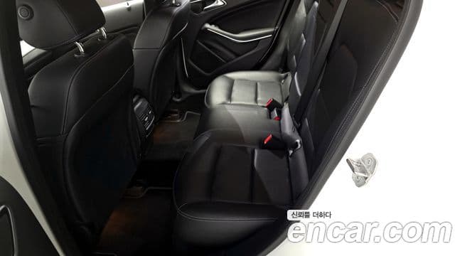 Mercedes-Benz GLA-Class 2019 — Şəkil 13/20