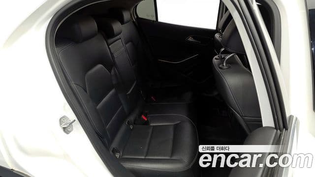 Mercedes-Benz GLA-Class 2019 — Şəkil 19/20
