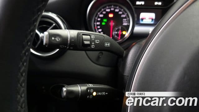 Mercedes-Benz GLA-Class 2019 — Şəkil 8/20