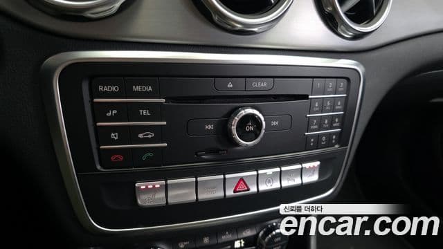 Mercedes-Benz GLA-Class 2019 — Şəkil 14/20