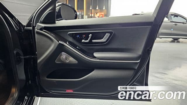 Mercedes-Benz S-Class 2022 — Photo 17/35