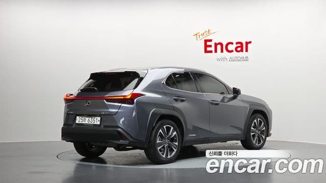 Lexus UX250h 2019 — ფოტო 2/20