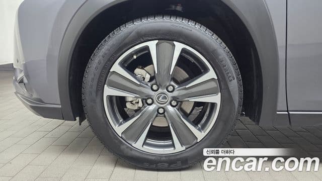 Lexus UX250h 2019 — ფოტო 5/20