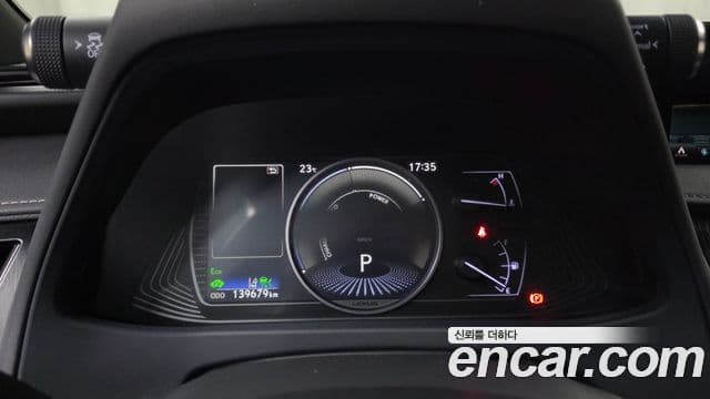 Lexus UX250h 2019 — ფოტო 8/20