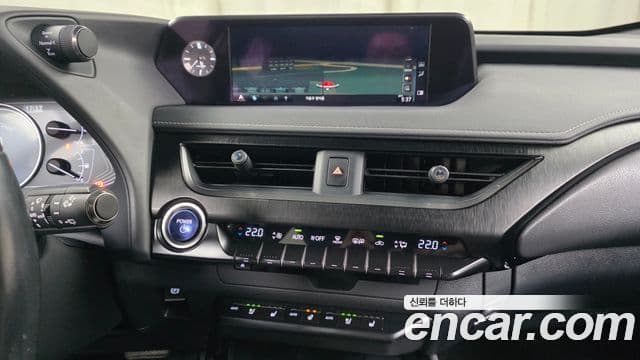 Lexus UX250h 2019 — ფოტო 13/20
