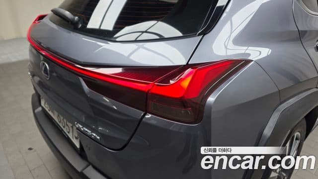 Lexus UX250h 2019 — Photo 3/31