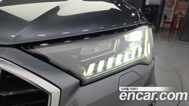 Audi Q7 2022 — Photo 7/33