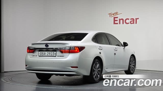 Lexus ES300h 2018 — ფოტო 2/20