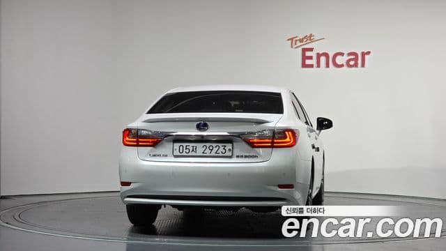 Lexus ES300h 2018 — ფოტო 4/20