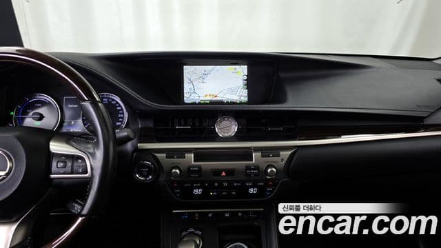 Lexus ES300h 2018 — ფოტო 8/20