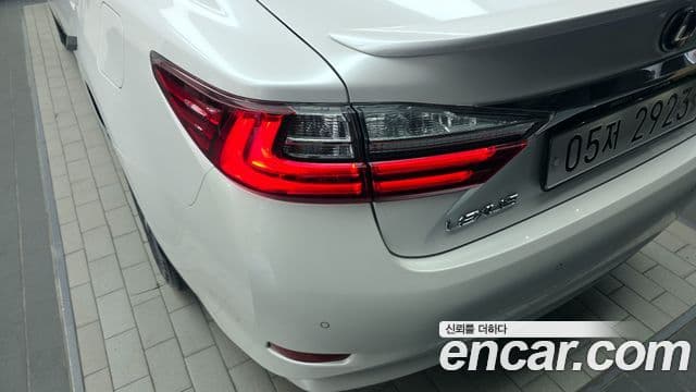 Lexus ES300h 2018 — Photo 14/31