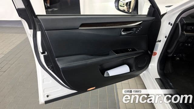 Lexus ES300h 2018 — Photo 19/31