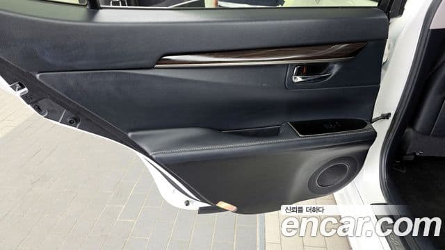 Lexus ES300h 2018 — Photo 22/31