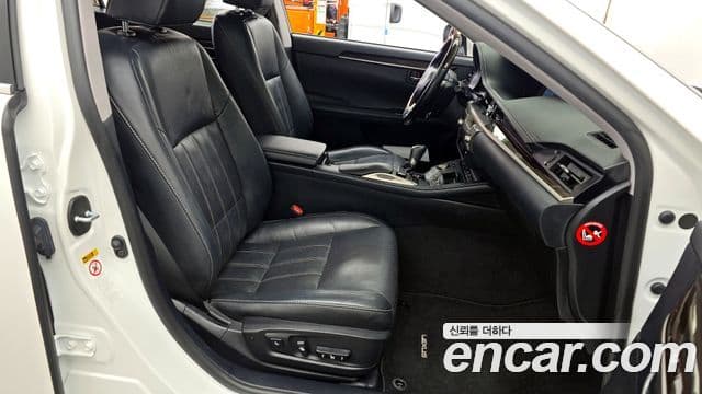 Lexus ES300h 2018 — Photo 8/31