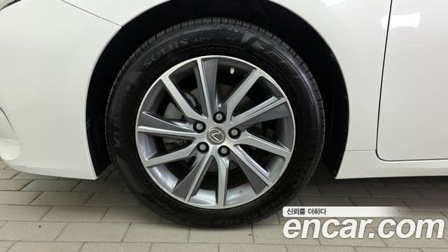 Lexus ES300h 2018 — Photo 27/31