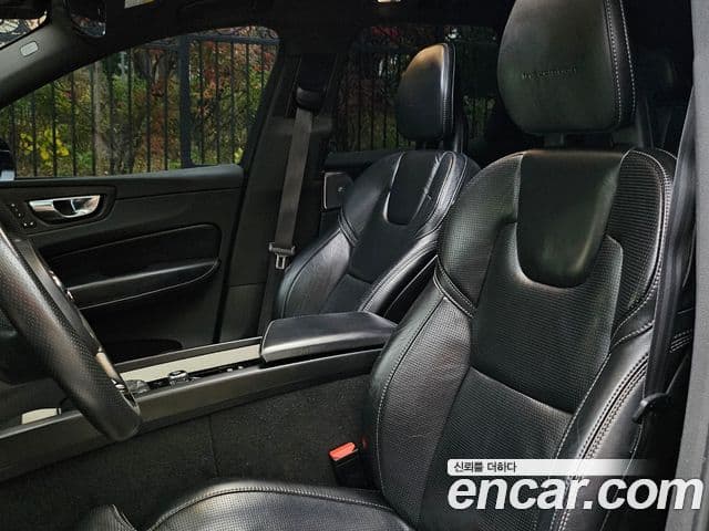Volvo XC60 2018 — Şəkil 10/20