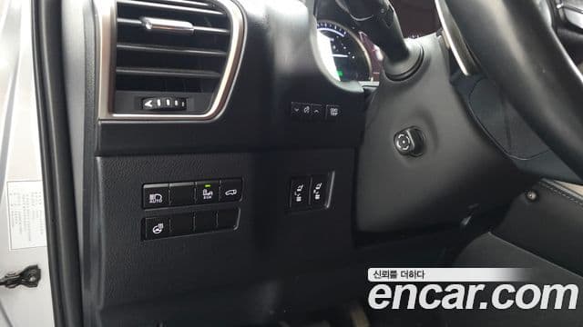 Lexus NX300h 2018 — Photo 10/20