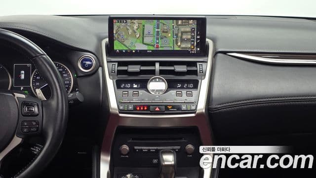 Lexus NX300h 2018 — Photo 14/20