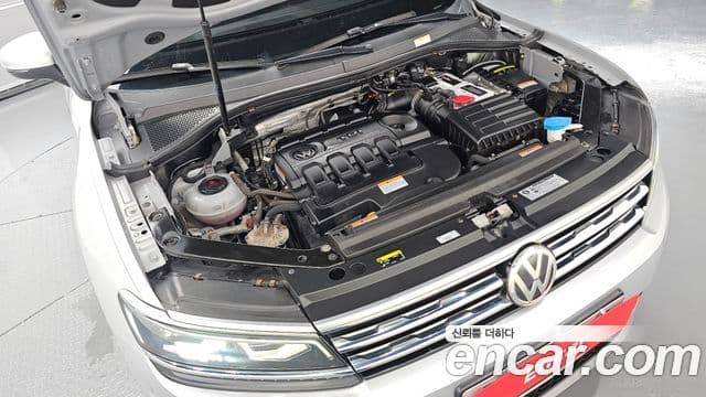 Volkswagen Tiguan 2018 — ფოტო 6/20