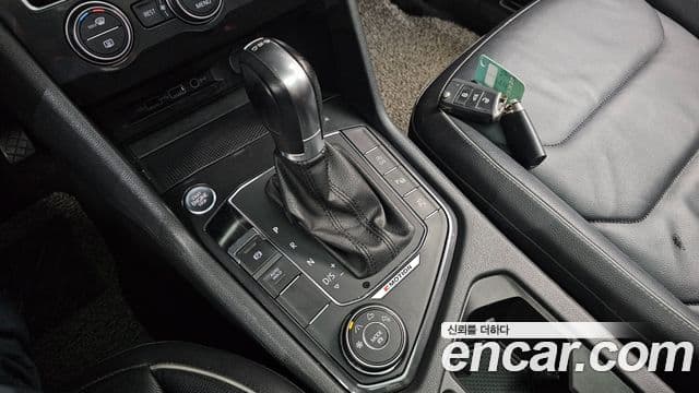 Volkswagen Tiguan 2018 — ფოტო 9/20