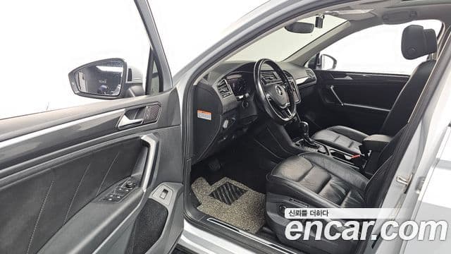 Volkswagen Tiguan 2018 — ფოტო 10/20
