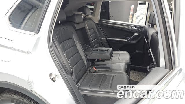 Volkswagen Tiguan 2018 — ფოტო 11/20