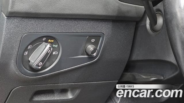 Volkswagen Tiguan 2018 — ფოტო 19/20