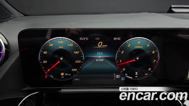 Mercedes-Benz GLA-Class 2021 — ფოტო 10/30