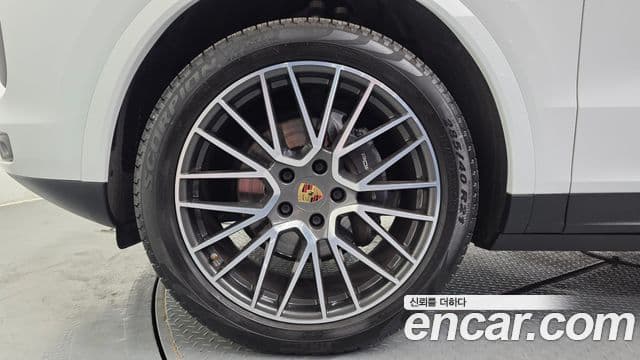 Porsche Cayenne 2019 — ფოტო 4/20