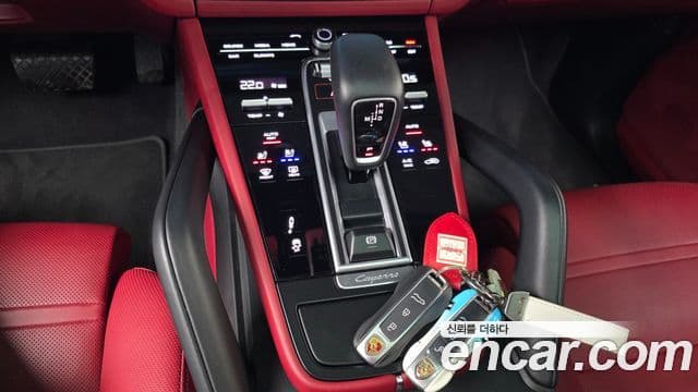 Porsche Cayenne 2019 — ფოტო 7/20