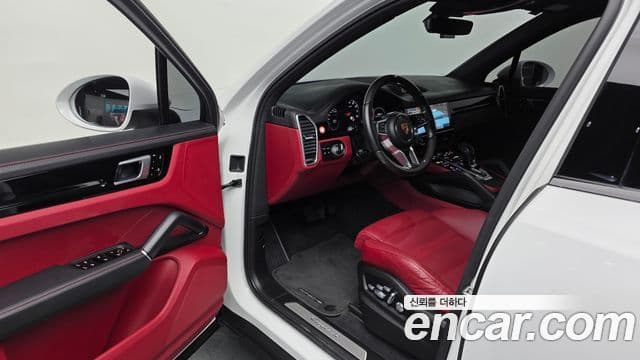 Porsche Cayenne 2019 — ფოტო 8/20