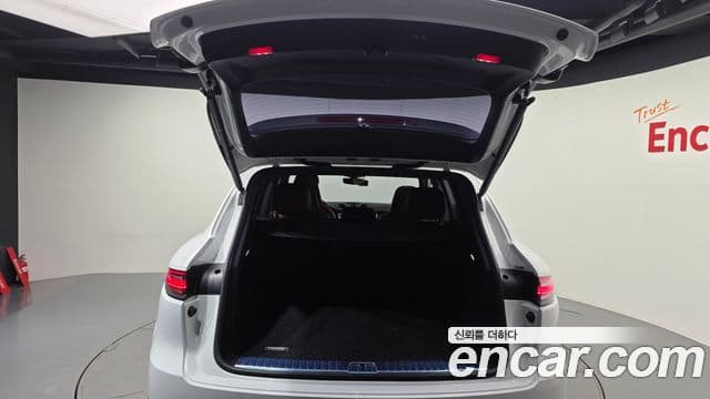Porsche Cayenne 2019 — ფოტო 19/20