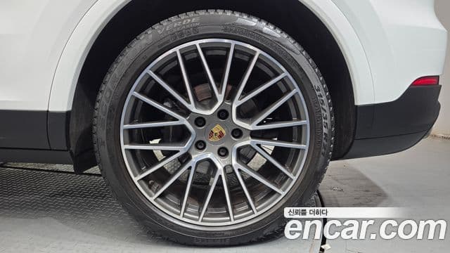 Porsche Cayenne 2019 — Photo 11/33