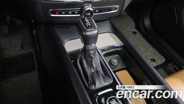 Volvo XC60 2018 — Şəkil 9/20