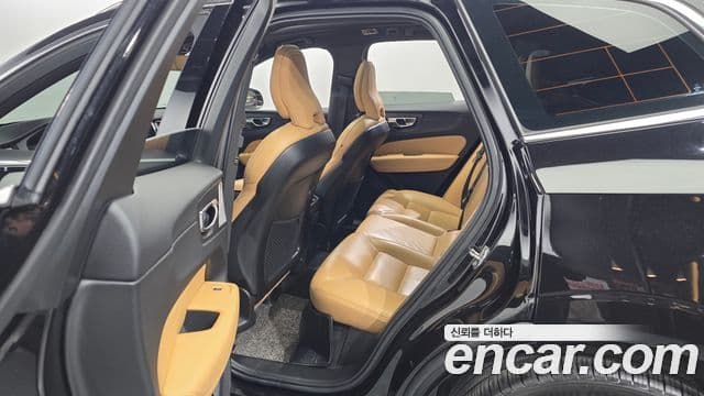 Volvo XC60 2018 — Şəkil 11/20