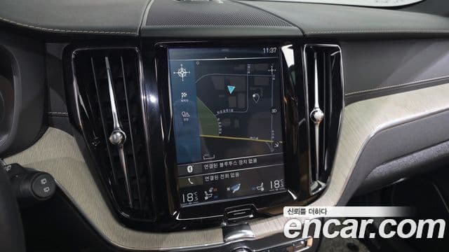 Volvo XC60 2018 — Şəkil 13/20