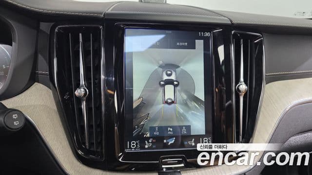 Volvo XC60 2018 — Şəkil 14/20