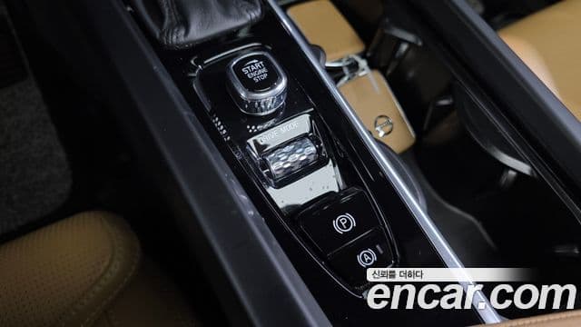 Volvo XC60 2018 — Şəkil 18/20