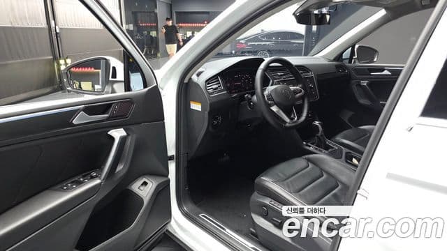 Volkswagen Tiguan 2021 — ფოტო 10/20